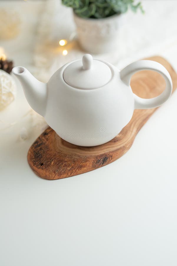 Herbaciany czas i herbaciany pić, Biały porcelany teapot z akcesoriami na drewnianej desce na białym stole na widok kopia obrazy royalty free Herbaciany czas i herbaciany pić, Biały porcelany teapot z akcesoriami na drewnianej desce na białym stole na widok kopia obrazy royalty free