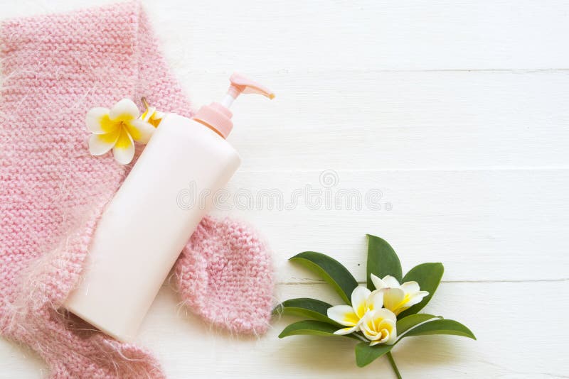 Herbal cosméticos de loción corporal cuidado de la salud de la piel corporal con pañuelo de lana de mujer estilo de vida fotografía de archivo Herbal cosméticos de loción corporal cuidado de la salud de la piel corporal con pañuelo de lana de mujer estilo de vida fotografía de archivo