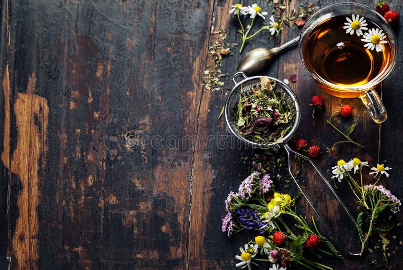 Herbario té Miel, Salvaje bayas a flores sobre el de madera.