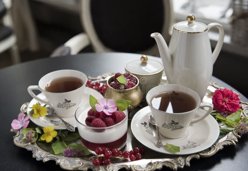 Herbata w starych porcelan filiżankach, panakota deserze i malince na starej srebnej tacy, retro zdjęcie royalty free Herbata w starych porcelan filiżankach, panakota deserze i malince na starej srebnej tacy, retro zdjęcie royalty free