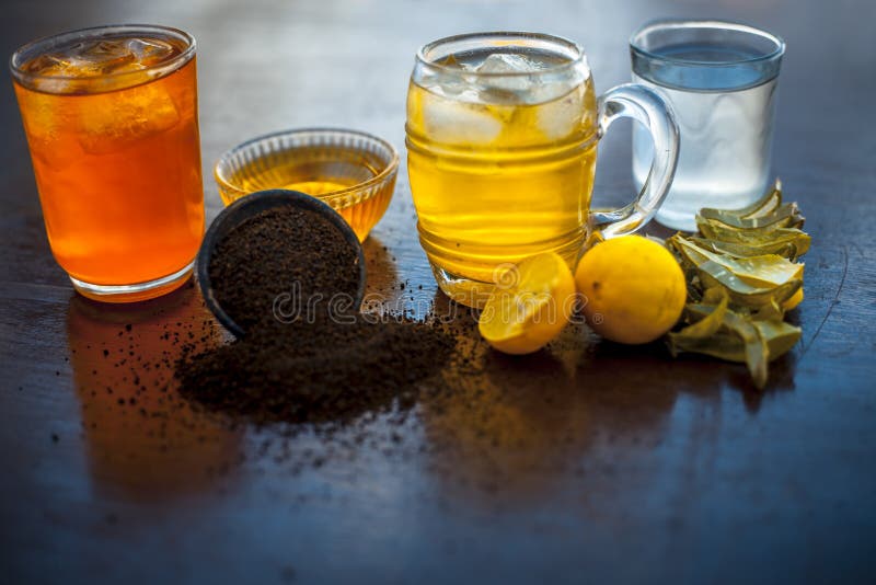 Herbata ziołowa detoksylująca aloe vera mrożona herbata w dużej przezroczystej szklance z całymi składnikami, które są herbatą pom fotografia stock
