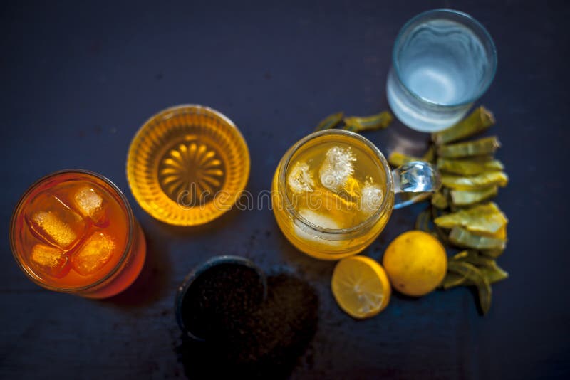 Herbata ziołowa detoksylująca aloe vera mrożona herbata w dużej przezroczystej szklance z całymi składnikami, które są herbatą pom zdjęcie stock