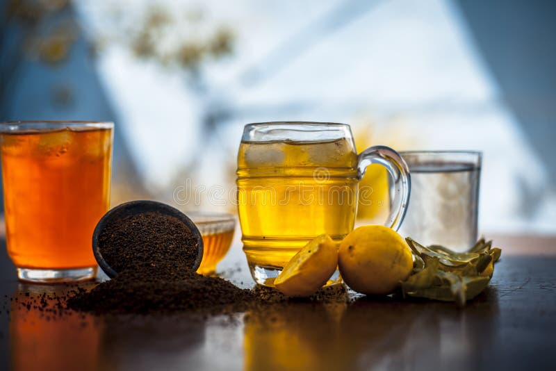 Herbata ziołowa detoksylująca aloe vera mrożona herbata w dużej przezroczystej szklance z całymi składnikami, które są herbatą pom zdjęcia stock