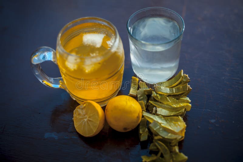Herbata ziołowa detoksylująca aloe vera mrożona herbata w dużej przezroczystej szklance z całymi składnikami, które są herbatą pom fotografia stock