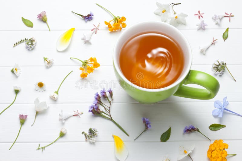 Herbaty filiżanki Zieleni kwiaty
