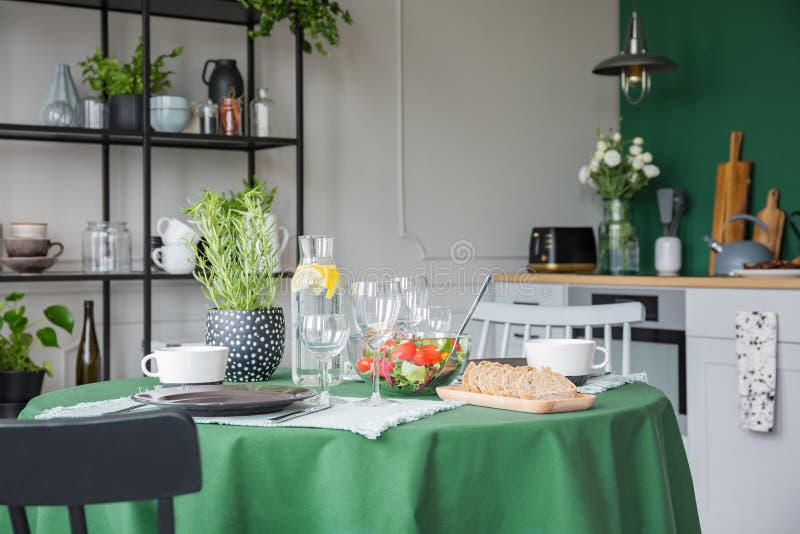 Herbe dans le pot, les verres de vin, le pain et le légume photo stock Herbe dans le pot, les verres de vin, le pain et le légume photo stock