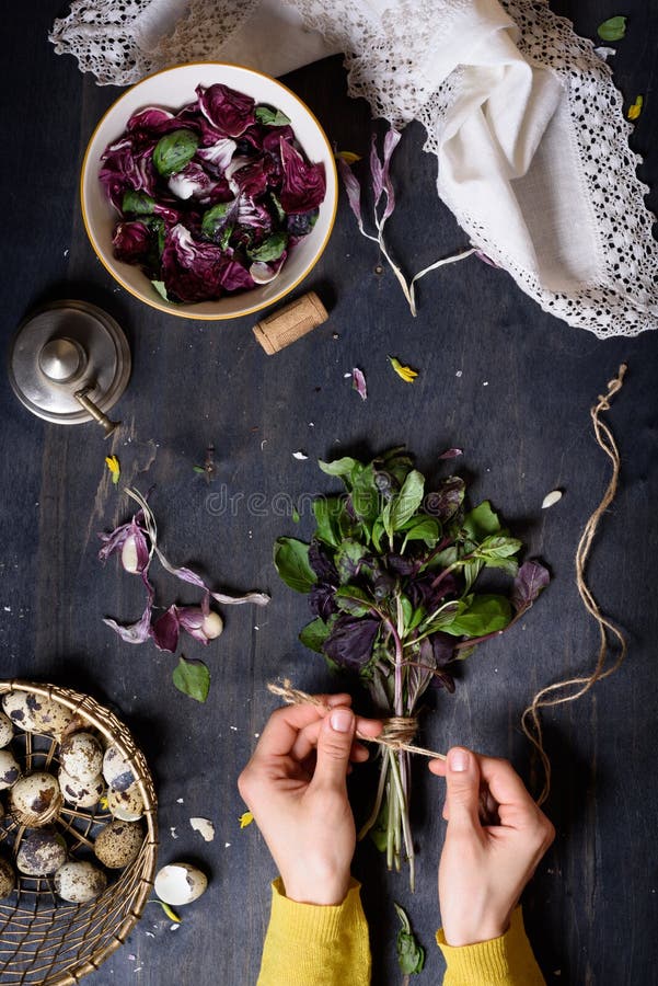 Herbes, recueillies dans un groupe et attachées, au-dessus de la table rustique avec des oeufs de salade et de ferme Vue suppléme photo stock Herbes, recueillies dans un groupe et attachées, au-dessus de la table rustique avec des oeufs de salade et de ferme Vue suppléme photo stock
