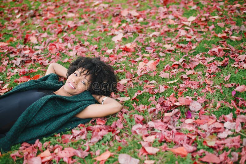 Herbst entspannen sich und Glück im Park lizenzfreies stockfoto Herbst entspannen sich und Glück im Park lizenzfreies stockfoto