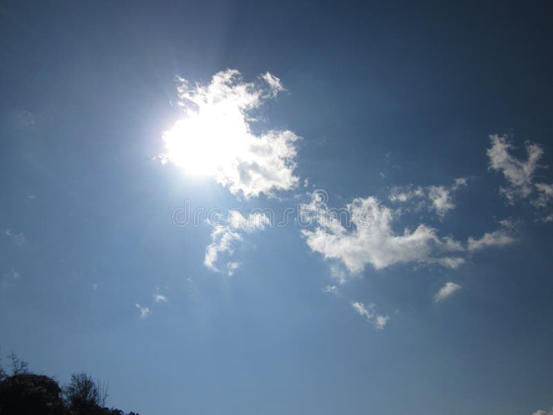 HERBST-HIMMEL-WOLKEN UND SONNE stockbilder HERBST-HIMMEL-WOLKEN UND SONNE stockbilder