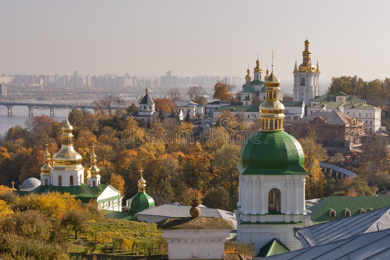 Herbstliche Stadtansicht von Kiew lizenzfreie stockbilder