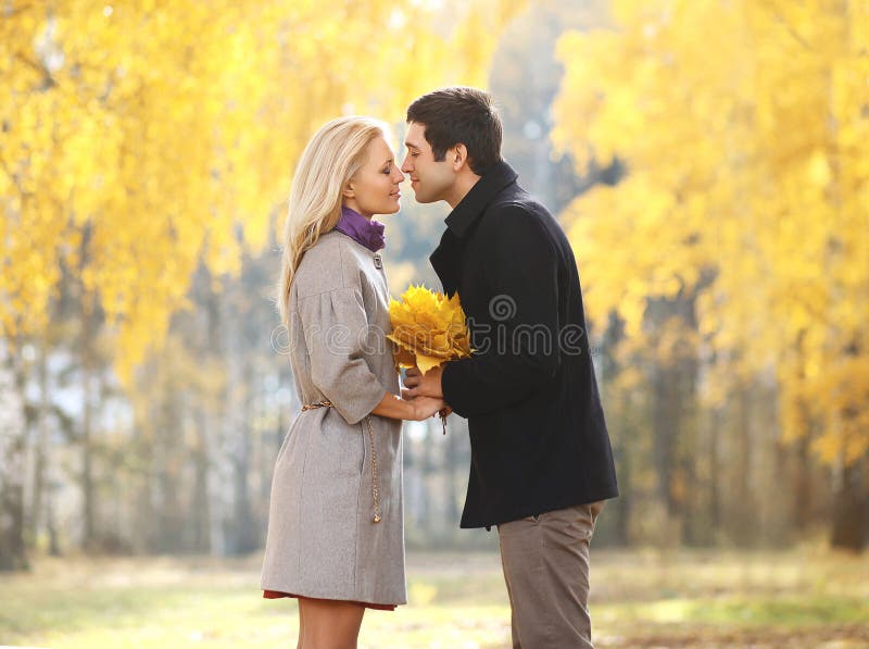 Herbst, Liebe, Verhältnisse und Leutekonzept - hübsches Paar stockfoto Herbst, Liebe, Verhältnisse und Leutekonzept - hübsches Paar stockfoto
