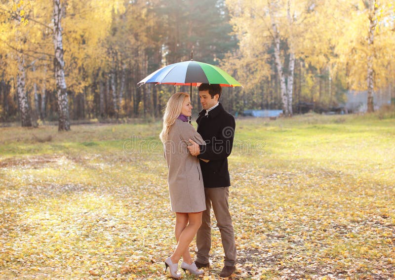 Herbst, Liebe, Verhältnisse und Leutekonzept - reizendes Paar stockbilder Herbst, Liebe, Verhältnisse und Leutekonzept - reizendes Paar stockbilder
