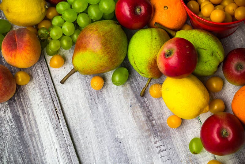 Herbst-Nahrungsmittelnatur der Fruchthintergrundweinlese hölzerne stockbilder Herbst-Nahrungsmittelnatur der Fruchthintergrundweinlese hölzerne stockbilder