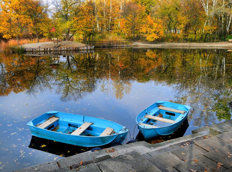Herbst, Wasser, Landschaft Zwei Boote Auf Dem See, Teich Stockbild