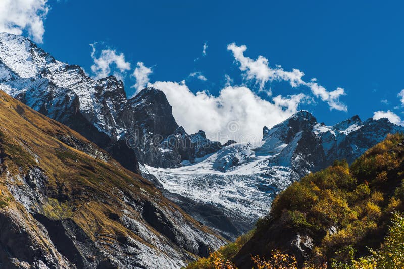 Herbstliche Berglandschaft im Kaukasus stockbilder
