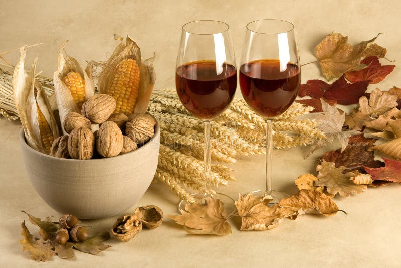 Herbstdekor mit Wein lizenzfreie stockfotografie