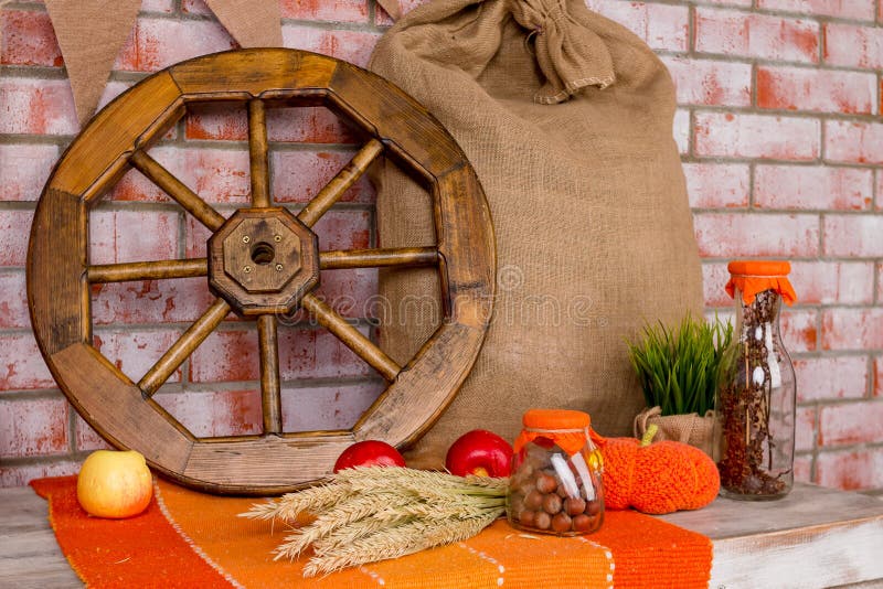 Herbstdekoration mit Rotahornblättern, Herbstblumen und Halloween-Kürbisen Fallernte auf Backsteinmauer Für Feiertag lizenzfreie stockbilder Herbstdekoration mit Rotahornblättern, Herbstblumen und Halloween-Kürbisen Fallernte auf Backsteinmauer Für Feiertag lizenzfreie stockbilder