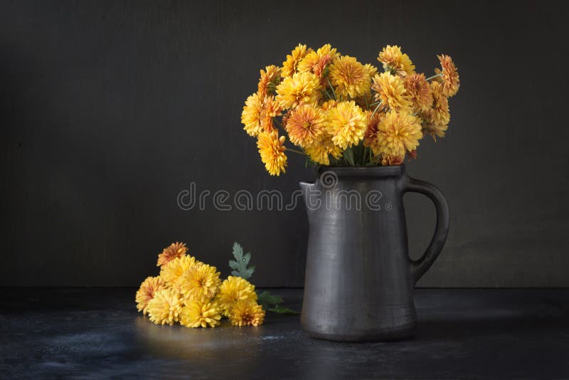 Herbstdunkelheitsstillleben Fallen Sie mit gelben Chrysanthemenblumen in clayware Vase auf Schwarzem lizenzfreies stockbild Herbstdunkelheitsstillleben Fallen Sie mit gelben Chrysanthemenblumen in clayware Vase auf Schwarzem lizenzfreies stockbild