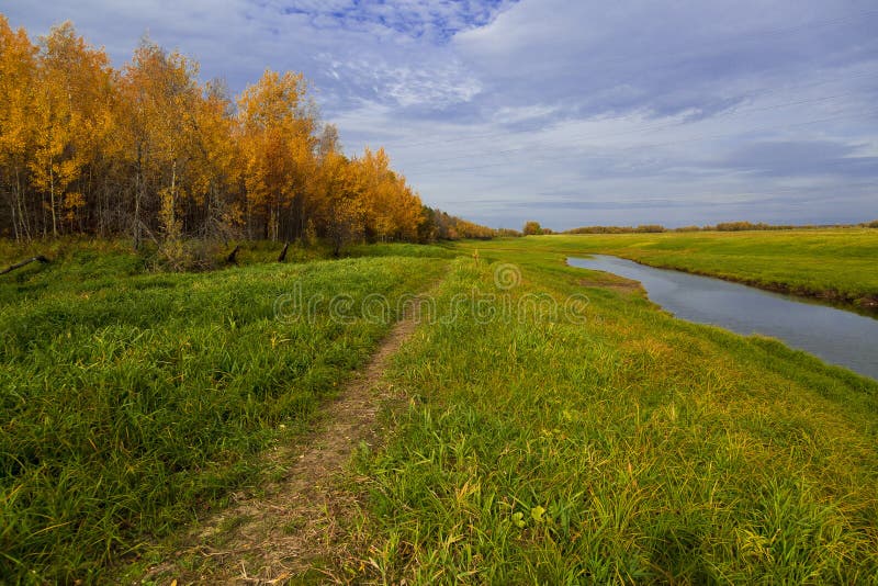 Herbstlandschaft in einem schwer verwitterten Fluss stockbilder Herbstlandschaft in einem schwer verwitterten Fluss stockbilder