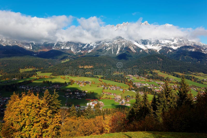 Herbstlandschaft von Ellmau, ein schönes Dorf im Grastal am Fuße einer majestätischen Bergkette lizenzfreies stockbild Herbstlandschaft von Ellmau, ein schönes Dorf im Grastal am Fuße einer majestätischen Bergkette lizenzfreies stockbild