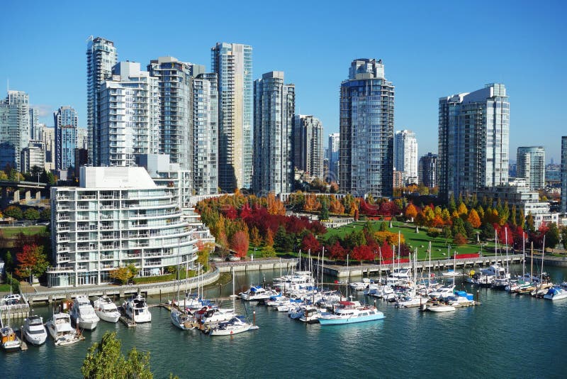 Herbstlandschaft von False Creek in Vancouver-Stadtzentrum stockfoto Herbstlandschaft von False Creek in Vancouver-Stadtzentrum stockfoto