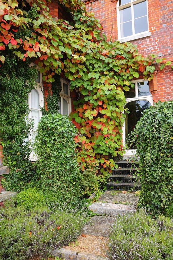 Herbstlaub um einen englischen Landsitz lizenzfreie stockfotos Herbstlaub um einen englischen Landsitz lizenzfreie stockfotos
