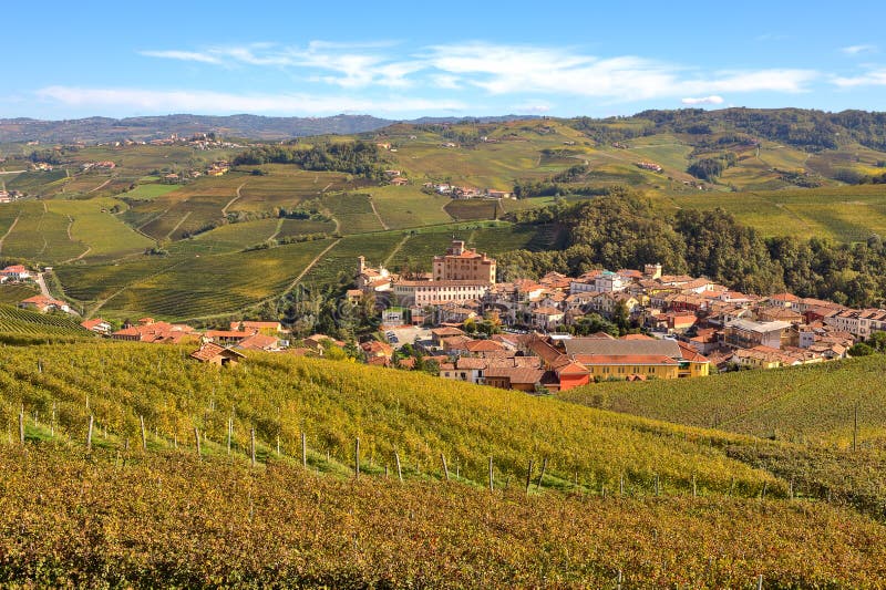 Herbstliche Ansicht von Weinbergen und von Barolo in Piemont, Italien.