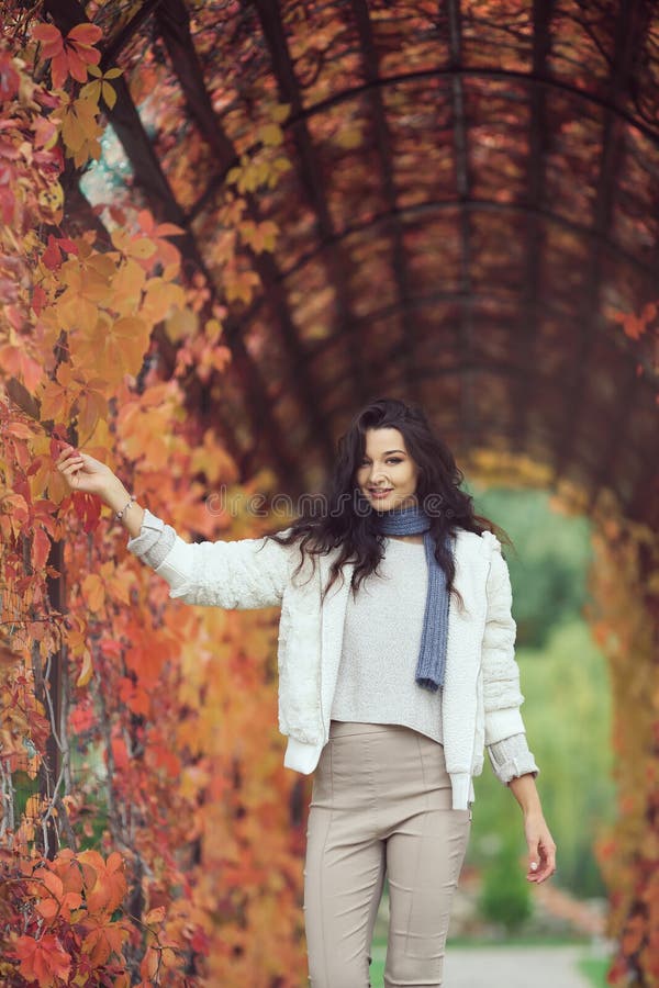 Herbstmädchenporträt im Stadtpark draußen lizenzfreie stockfotos Herbstmädchenporträt im Stadtpark draußen lizenzfreie stockfotos