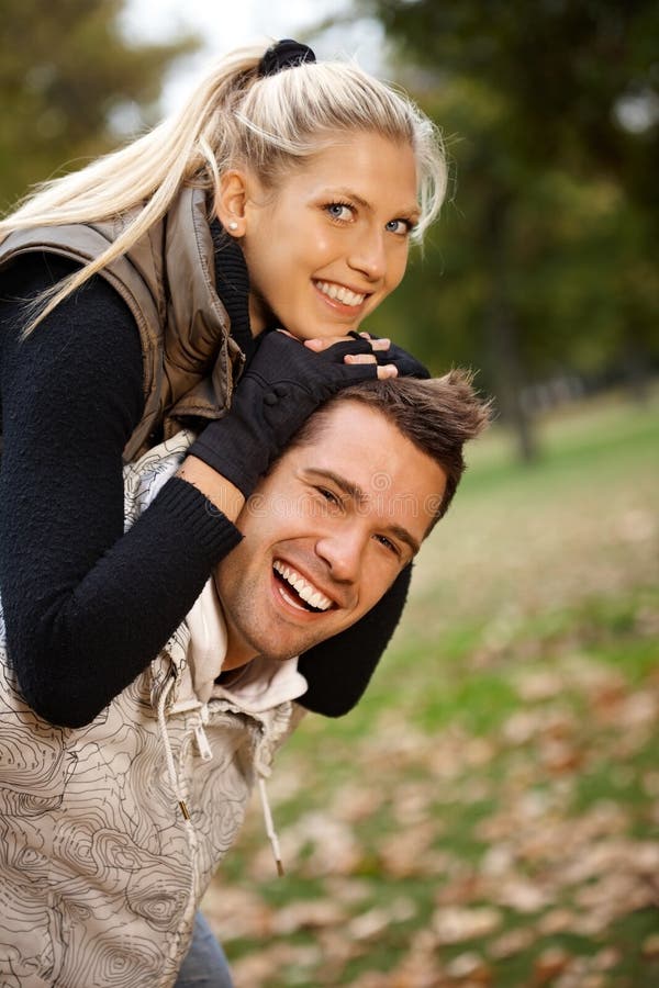 Herbstportrait der schönen jungen lächelnden Paare stockfotos Herbstportrait der schönen jungen lächelnden Paare stockfotos