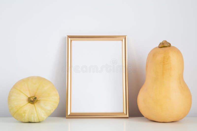 Herbstrahmenhintergrund. Thanksgiving Mockup mit goldenen vertikalen Rahmen und gelben Kürbissen. Halloween-Fall-Minimalzusammense lizenzfreies stockfoto