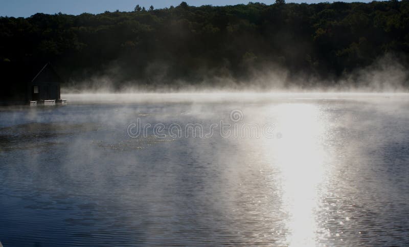 Herbstsonnenaufgang auf See Muskoka, Ontario, Kanada lizenzfreies stockfoto Herbstsonnenaufgang auf See Muskoka, Ontario, Kanada lizenzfreies stockfoto