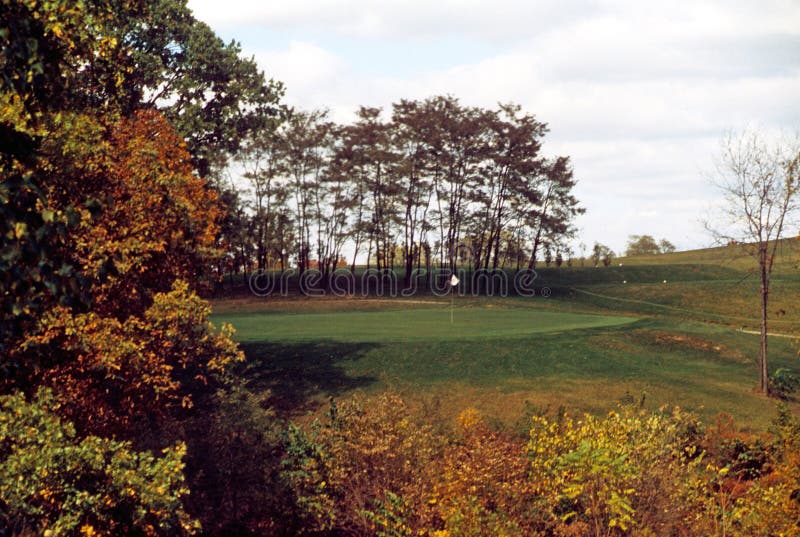 Herbstszene des Mittelwestens mit bunten Bäumen auf einem Golfplatz lizenzfreies stockbild Herbstszene des Mittelwestens mit bunten Bäumen auf einem Golfplatz lizenzfreies stockbild