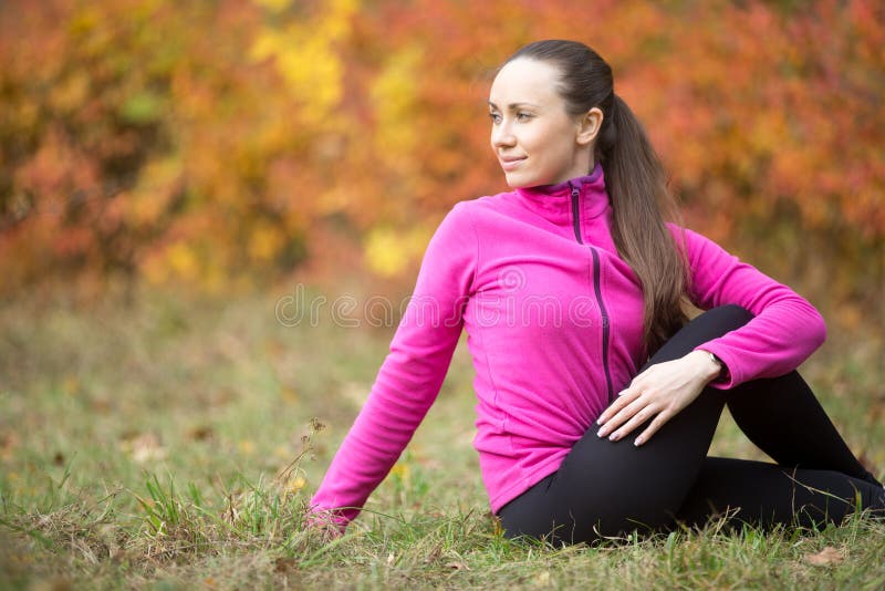 Herbstyoga: Haltung Ardha Matsyendrasana lizenzfreies stockbild Herbstyoga: Haltung Ardha Matsyendrasana lizenzfreies stockbild