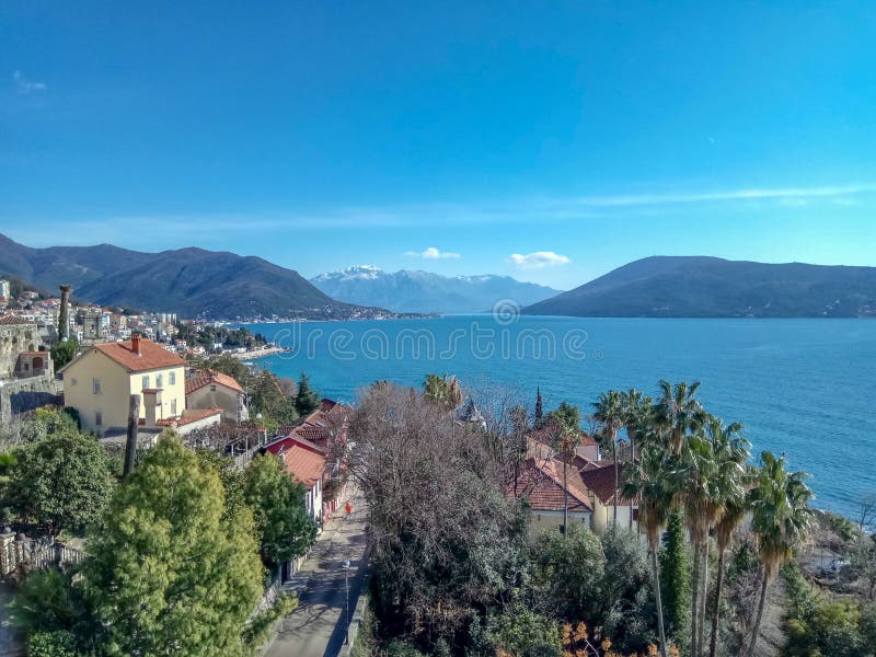 Herceg-Novi, Montenegro: centro de ciudad cerca del agua en el ?rea con un puerto del yate y una piscina fotografía de archivo Herceg-Novi, Montenegro: centro de ciudad cerca del agua en el ?rea con un puerto del yate y una piscina fotografía de archivo