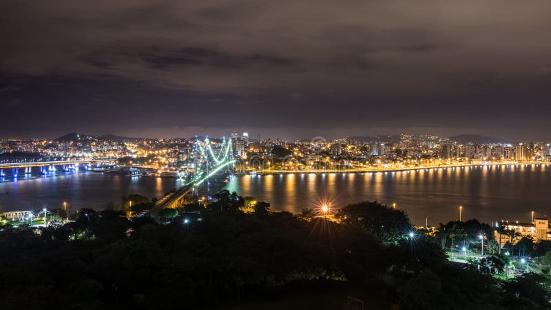 Hercilio Luz Bridge på natten, Florianopolis, Brasilien royaltyfri foto Hercilio Luz Bridge på natten, Florianopolis, Brasilien royaltyfri foto