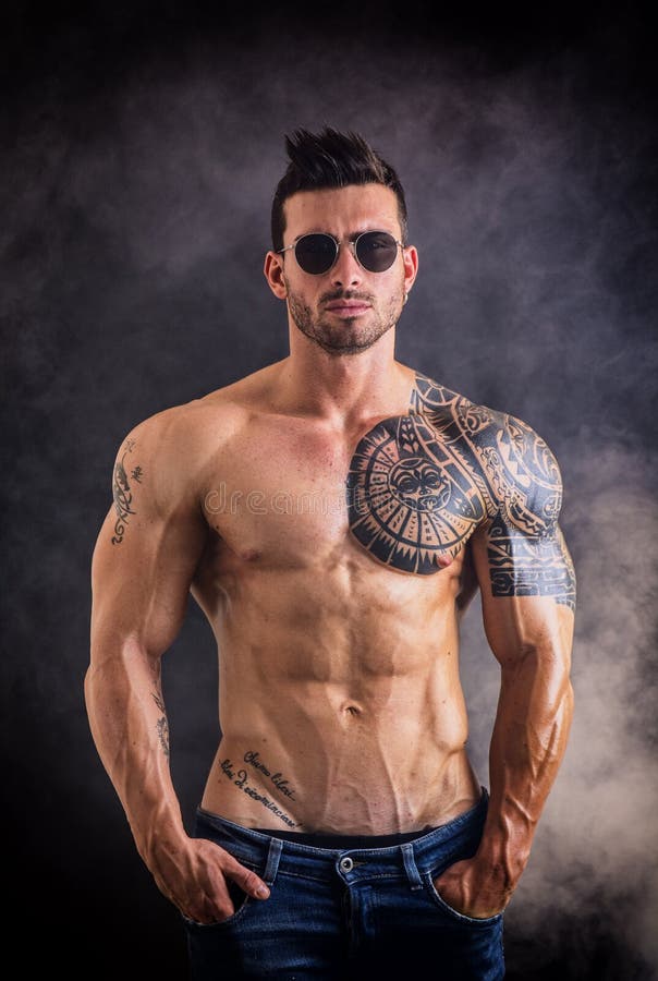 Hercule sans chemise attirant sur le fond foncé photo stock Hercule sans chemise attirant sur le fond foncé photo stock