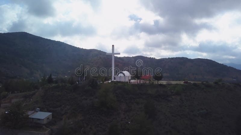 Herdenkingskruis op piek in Cyprus in Troodos-bergen