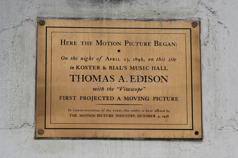 Herdenkingsplaque in herdenking van eerst ontworpen bewegend beeld door Thomas Edison in Macy ` s Herald Square op Broadway royalty-vrije stock afbeeldingen Herdenkingsplaque in herdenking van eerst ontworpen bewegend beeld door Thomas Edison in Macy ` s Herald Square op Broadway royalty-vrije stock afbeeldingen