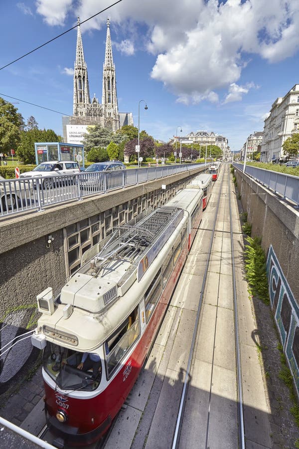 Hereinkommender Tunnel der Tram in Wien-Stadtzentrum lizenzfreie stockbilder Hereinkommender Tunnel der Tram in Wien-Stadtzentrum lizenzfreie stockbilder