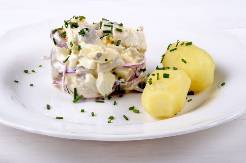 Heringsalat Mit Pellkartoffeln Stockbild - Bild von platte, kartoffel ...