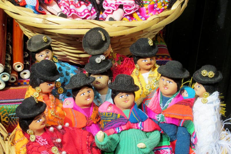 Herinneringspoppen in Boliviaanse nationale doek stock foto's Herinneringspoppen in Boliviaanse nationale doek stock foto's