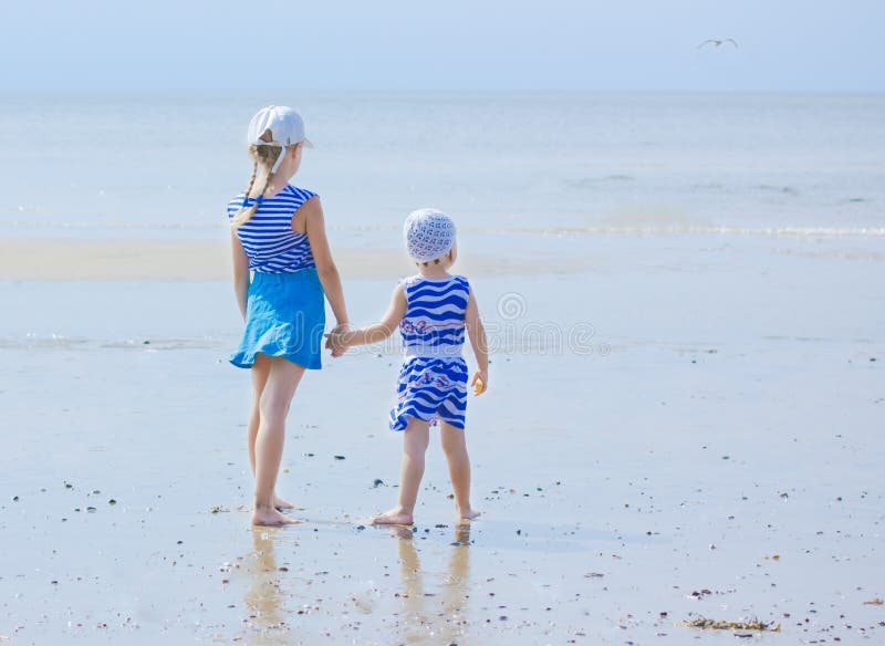 Hermana dos en la costa que mira en la distancia fotografía de archivo libre de regalías Hermana dos en la costa que mira en la distancia fotografía de archivo libre de regalías
