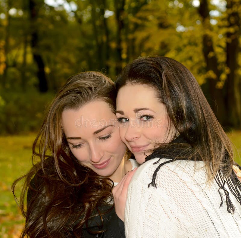 Hermanas felices fotografía de archivo libre de regalías Hermanas felices fotografía de archivo libre de regalías