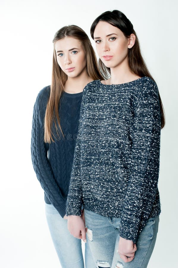Hermanas jovenes y hermosas en la amistad, compartiendo alegría, confianza, l fotos de archivo libres de regalías Hermanas jovenes y hermosas en la amistad, compartiendo alegría, confianza, l fotos de archivo libres de regalías
