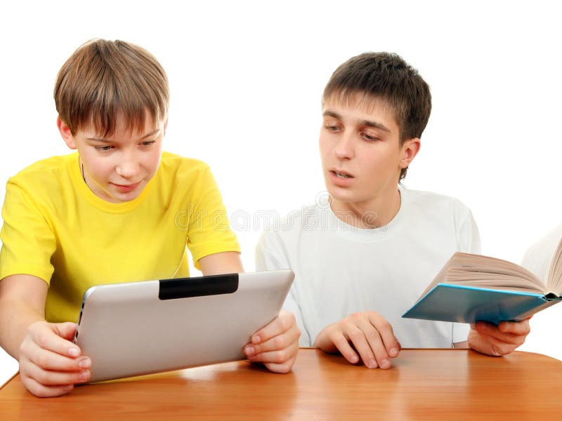 Hermanos con un libro y una tableta imagen de archivo libre de regalías Hermanos con un libro y una tableta imagen de archivo libre de regalías