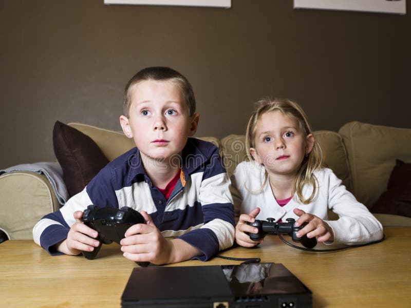 Hermanos que juegan a los juegos video