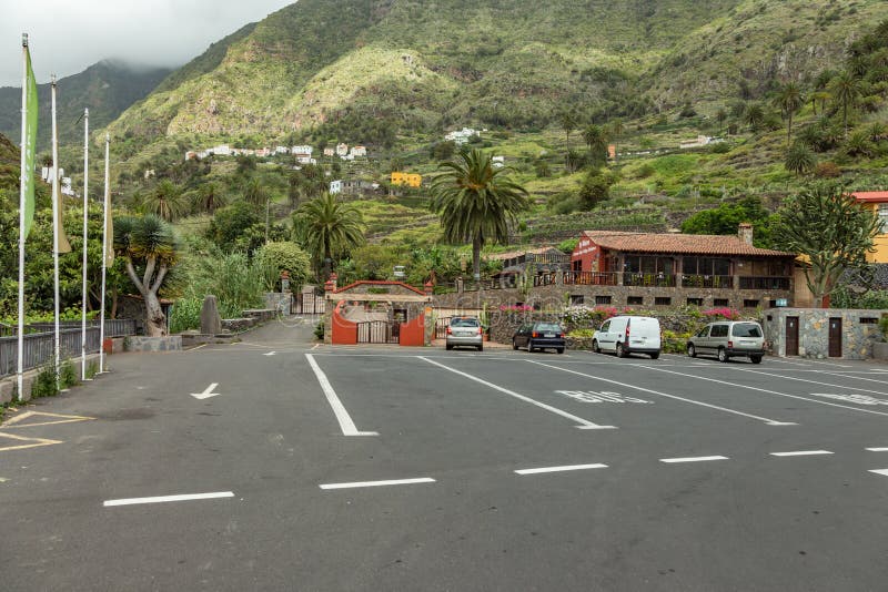 Hermigua, La Gomera, España - 26 de mayo de 2019: Señal natural en el día soleado - zona rural típica, plantaciones de plátano, h foto de archivo libre de regalías Hermigua, La Gomera, España - 26 de mayo de 2019: Señal natural en el día soleado - zona rural típica, plantaciones de plátano, h foto de archivo libre de regalías