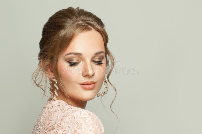  Hermosa Cara Modelo Mujer Con Maquillaje En Color Pastel Sobre Fondo Blanco Foto de archivo