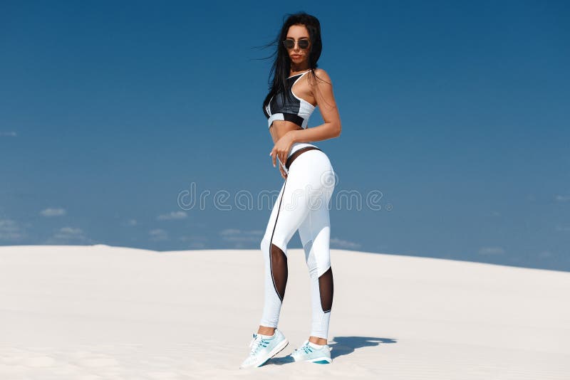 Hermosa Chica Atlética En Ropa Deportiva Fitness Mujer En Leggings Al Aire  Libre Imagen de archivo - Imagen de salud, exterior: 174284689