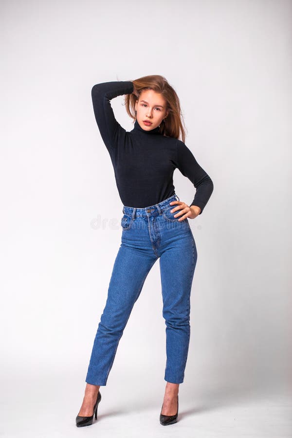 Chica En Jeans Azules de - de cara, standing: 168924812